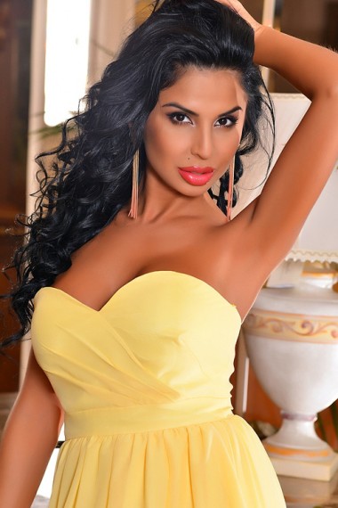 Naomi Escort