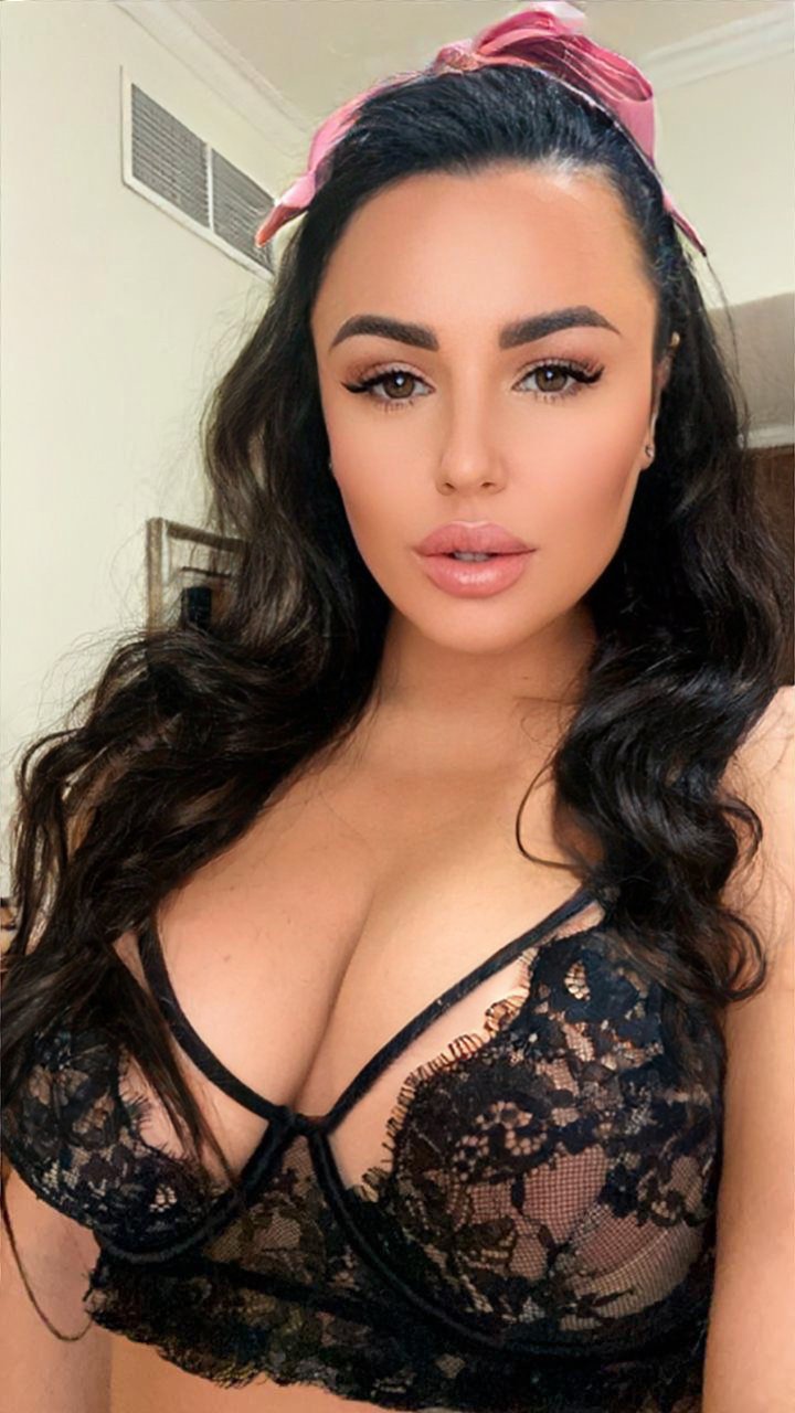 Eliana Escort